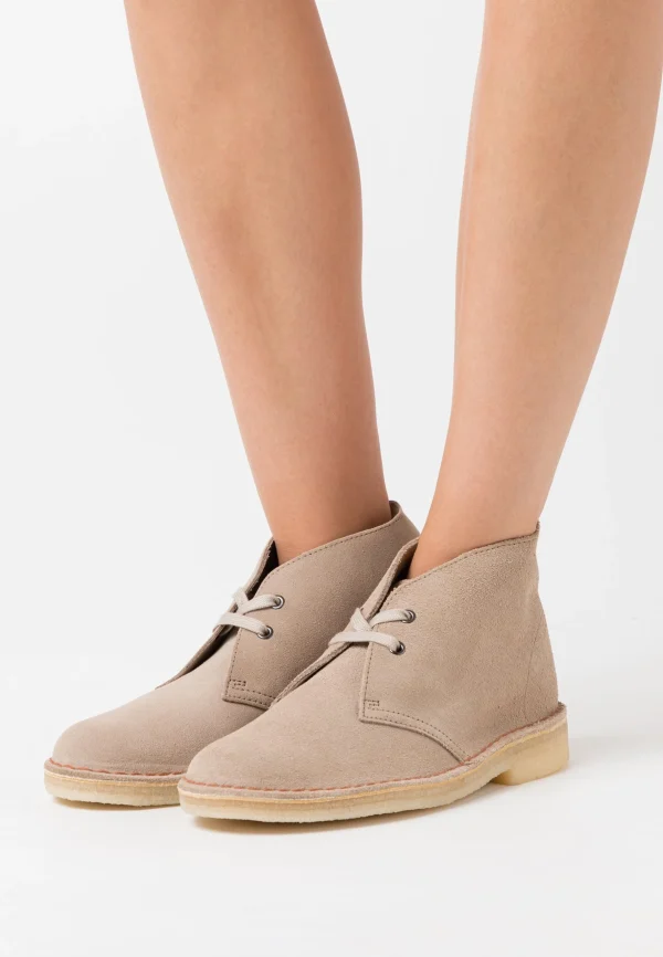 Clarks Originals Desert Boot – Chaussures À Lacets – Sand Retour Gratuit 1