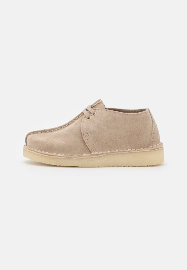 Réductions Clarks Originals Desert Trek – Chaussures À Lacets – Sand 1