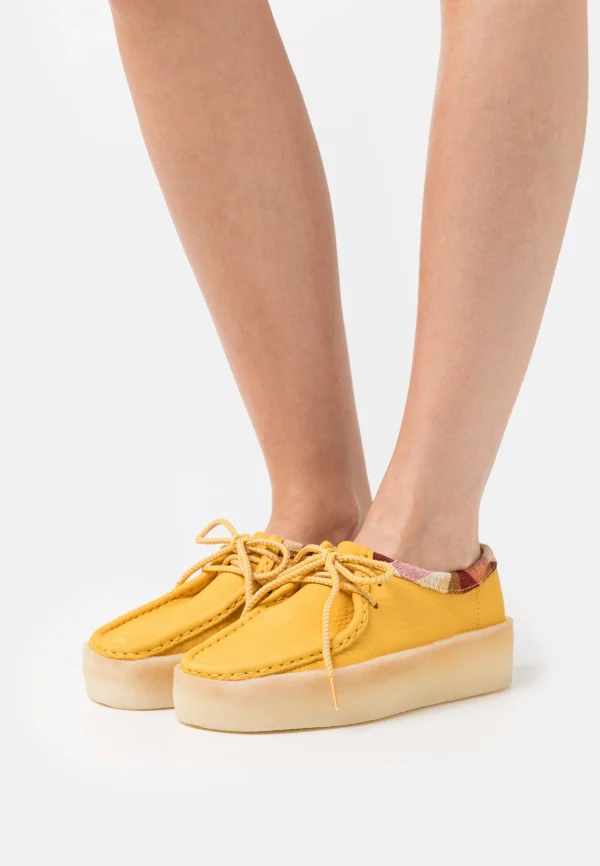 Retour Facile et Gratuit Clarks Originals Wallabee Cup – Mocassins – Yellow 1