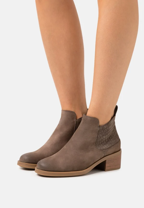 Clarks Memi Zip – Boots À Talons – Taupe Retour gratuit en magasin. 1